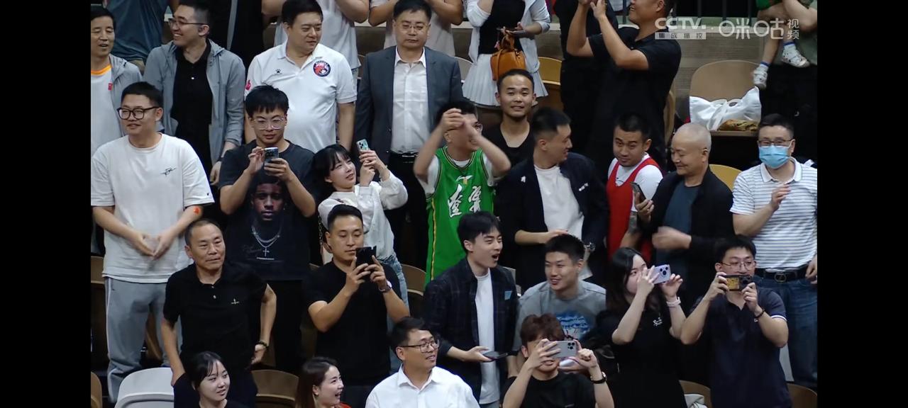 一名球员在比赛中完成绝杀，受到球迷热捧