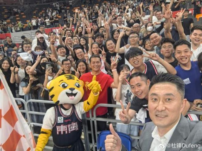 关于主场球迷互动热烈，气氛火爆欢快的信息